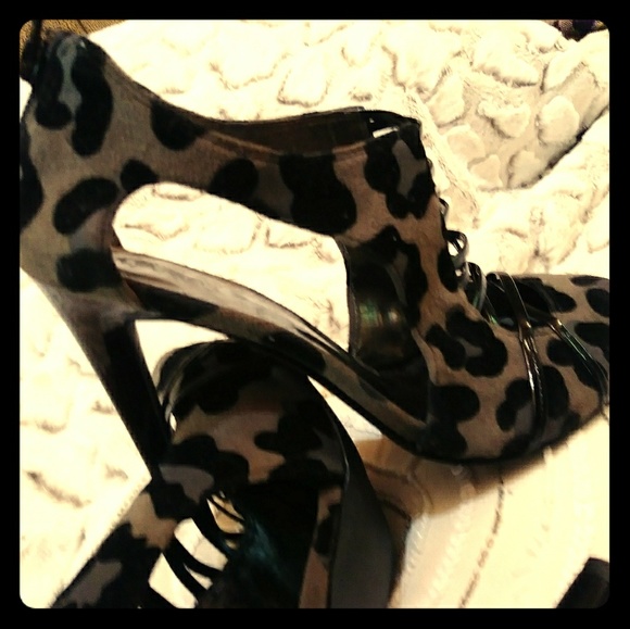 Woman Shoes - Picture 1 of 8